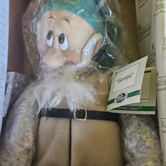 Snow white porcelain doll, and dwarfs ,4 brand new in boxes Vintage - Picture 3 of 6